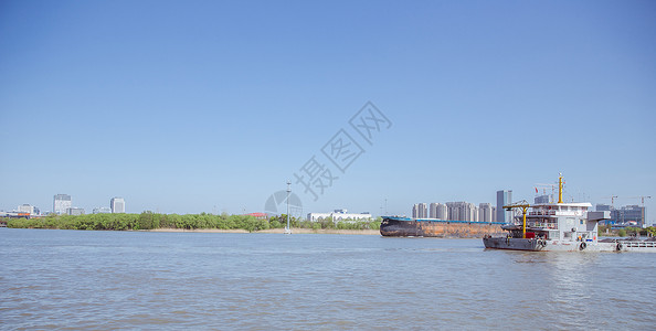 蓝天蓝河蓝天下的河面运输的船背景