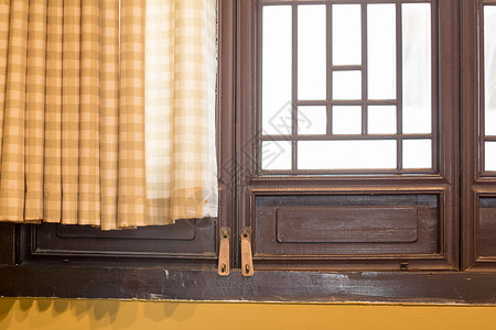 窗户一角格子窗帘背景图片