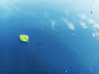水里倒映的蓝天图片
