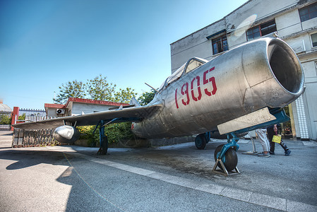 空气动力学院老式的战斗机背景