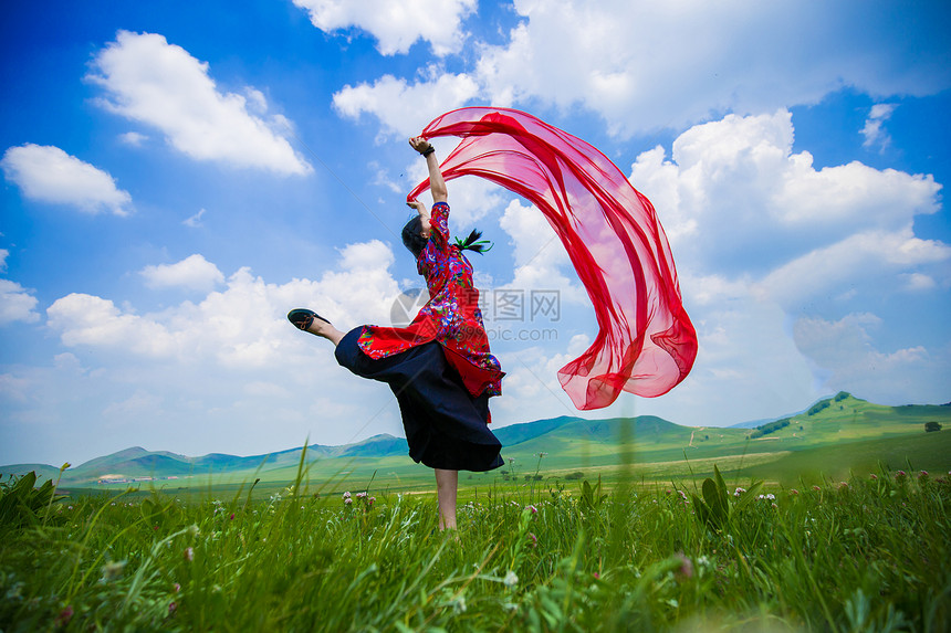 草原上起舞的女孩图片