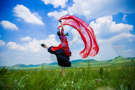 草原上起舞的女孩图片