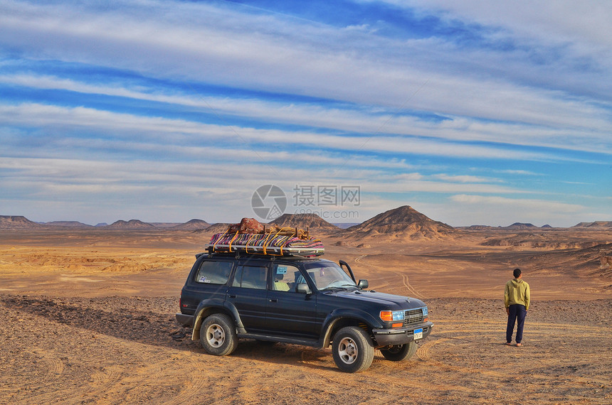 埃及黑沙漠导游和他的吉普图片