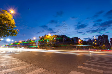 有月亮的夜晚城市道路夜景背景