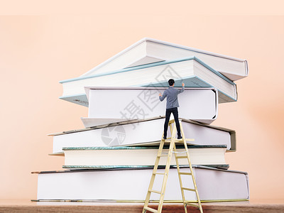 搬书搬梯子找书，书是人类进步的阶梯设计图片