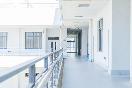 毕业季空旷的校园教学楼图片
