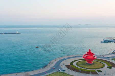 沿海印记灯塔青岛五月的风雕塑背景
