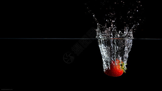 水果静物摄影落入水中的草莓背景