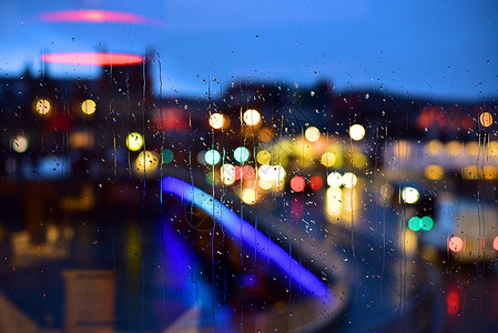 雨中的窗户朦胧夜景高清图片