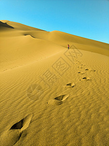 魅力沙漠上的一串脚印背景图片