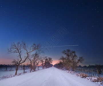 夜空下通往远方的道路高清图片