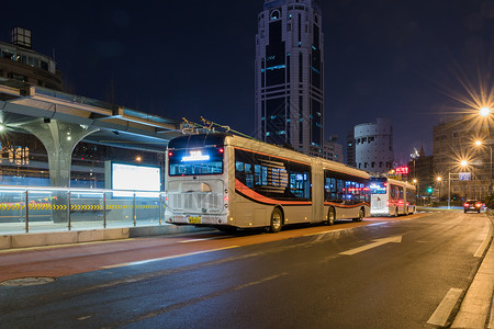 城市公交车城市夜景外滩站车流背景