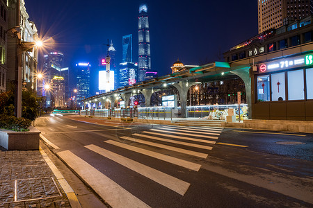 城市夜景外滩站车流图片