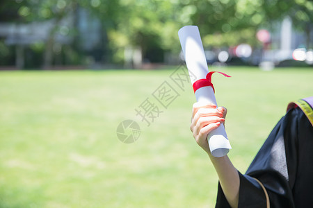 手拿莲藕女孩毕业季手拿毕业证的学生背景