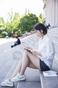 图书阶梯大学图书馆前清新女孩看书背景