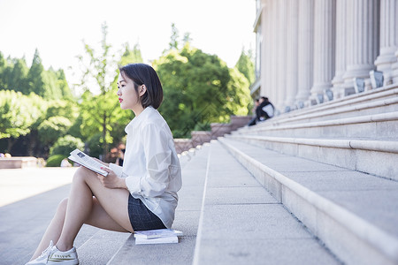 学习阶梯大学图书馆前清新女孩看书背景