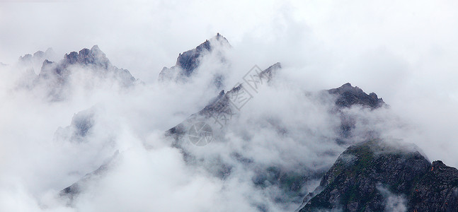 雾气弥漫的山峰壮观高清图片素材