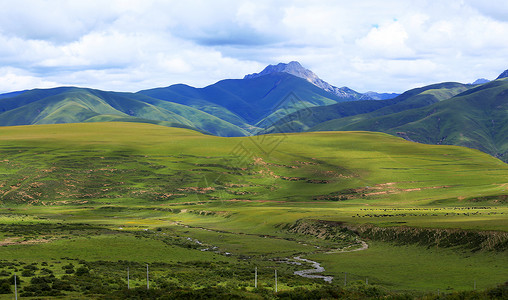 已遥远的延绵辽阔的西藏草地背景