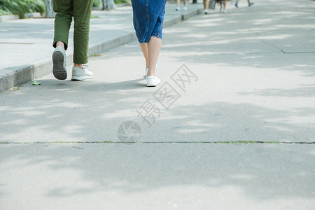 男女大学生走在路上脚部特写高清图片