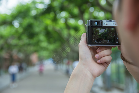 毕业留念片头大学生用相机留念大学拍照特写背景