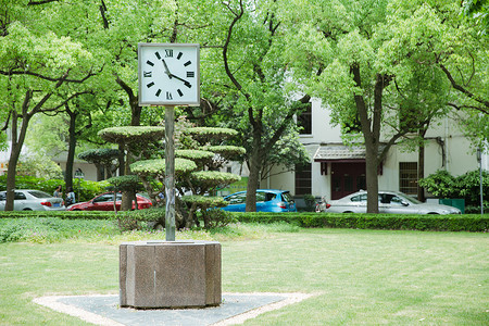 青春大学校园设施时钟建筑背景图片