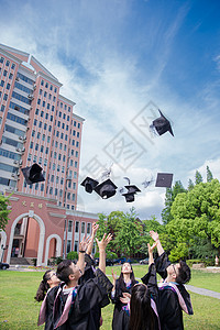 学士服女孩毕业季青春大学生们扔学士帽背景