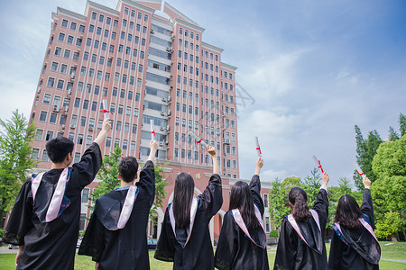 蓝天绿地白云毕业季青春大学生们举证书背影背景