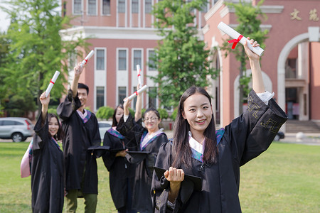毕业季手拿毕业证的大学生背景图片