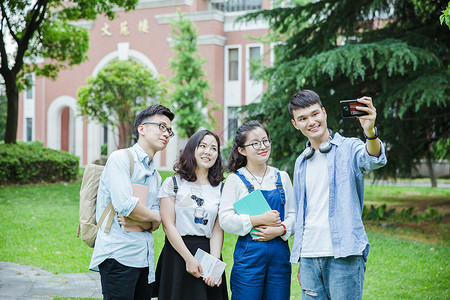 美丽女生自拍青春大学们在用手机自拍合影背景