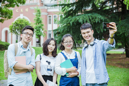 自拍合照青春大学们在用手机自拍合影背景