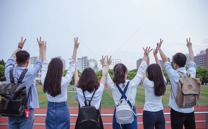 毕业季操场上青春大学们举手比耶