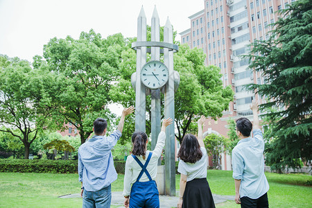 绿地时钟背景青春大学生们在向时钟挥手背景