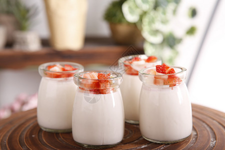 牛奶可可玻璃瓶里的草莓果粒酸奶背景