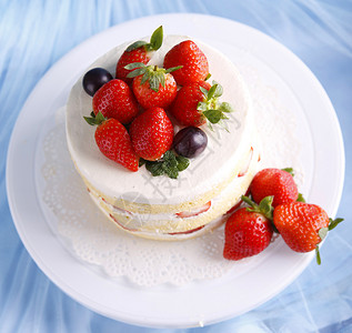 一个完整的双层奶油草莓裸蛋糕图片