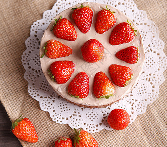 卡通圆形蛋糕桌上的巧克力草莓裸蛋糕背景