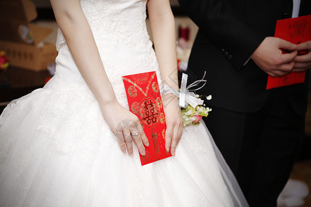 手拿婚纱素材手拿红包的一对新人背景