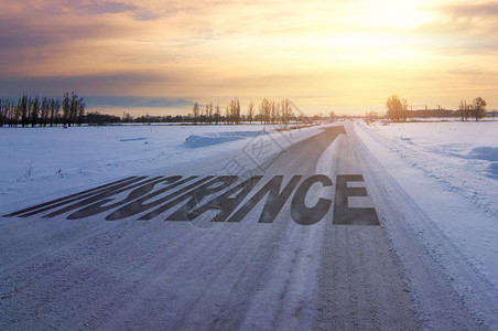新疆牛羊雪路面上字跟日出的美景设计图片