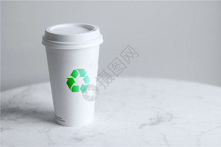 可回收的纸杯上的可回收标志设计图片