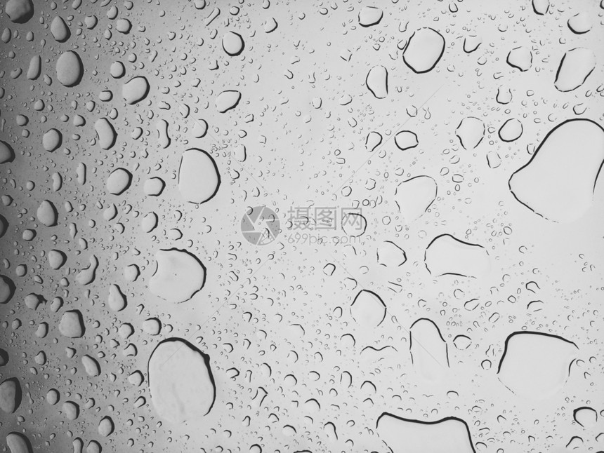 下雨天水滴窗户的水珠微距图片