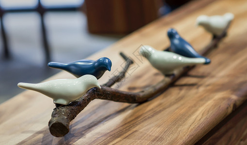 蓝底设计素材陶瓷小鸟摆件背景