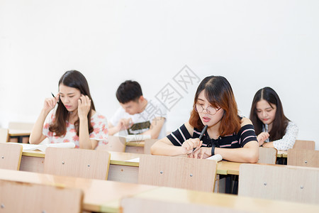 考试中的学生背景图片
