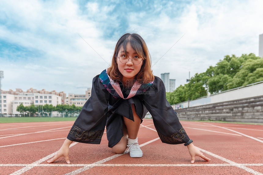 起跑线上的毕业生图片