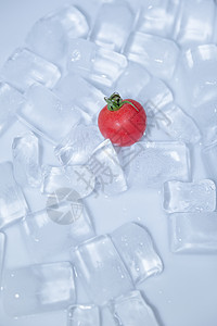 清爽夏日冰块和小蕃茄背景图片