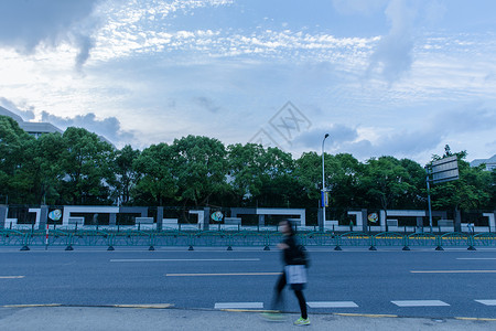 城市傍晚行人回家天空背景高清图片