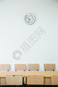 高考倒计时安静的教室桌椅时钟高清图片素材