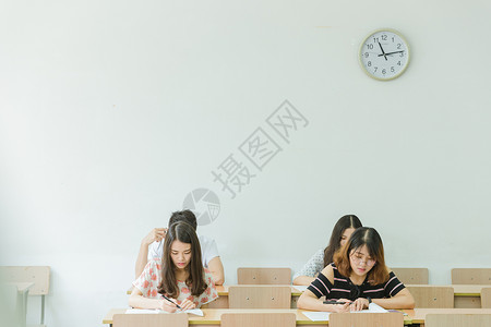 阅读男校园教室同学们在考试背景