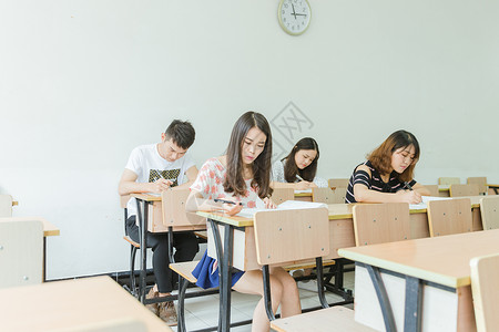 校园教室同学们在考试高清图片