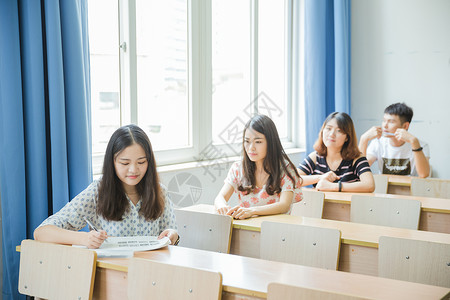 校园教室同学们在写卷子图片