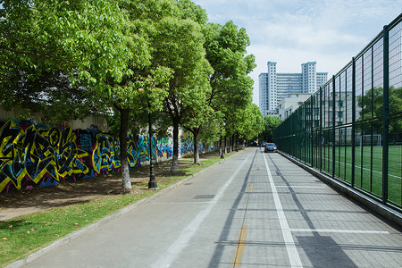 校园设施阳光足球场路背景图片