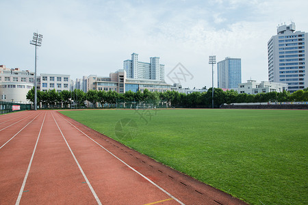 大学校园操场设施塑胶跑道图片